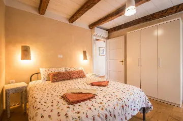 Pazin 9-Bedroom Private House for Large Groups