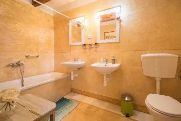 Pazin 9-Bedroom Private House for Large Groups