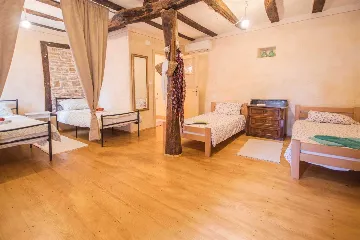 Pazin 9-Bedroom Private House for Large Groups