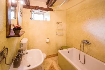 Pazin 9-Bedroom Private House for Large Groups