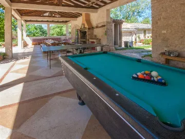 Pazin 9-Bedroom Private House for Large Groups