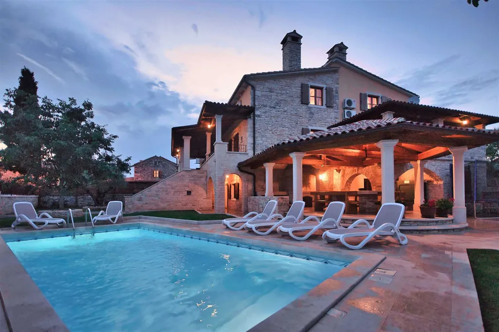 Private Pool House with 7 Bedrooms in Žminj