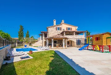 Private Pool House with 7 Bedrooms in Žminj