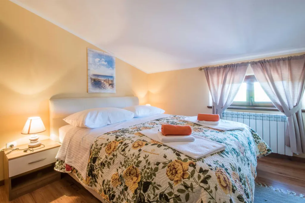 Private Pool House with 7 Bedrooms in Žminj