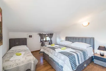 Private Pool House with 7 Bedrooms in Žminj