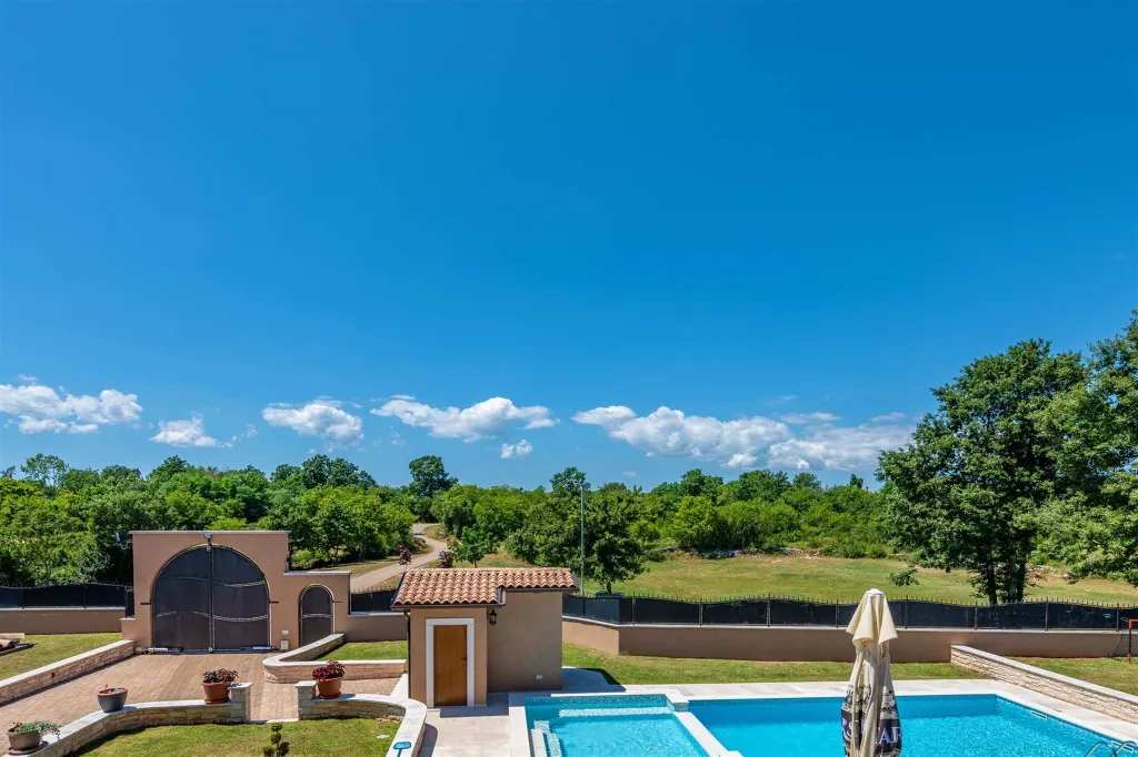 5-Bedroom House in Žminj for Up to 12 Guests