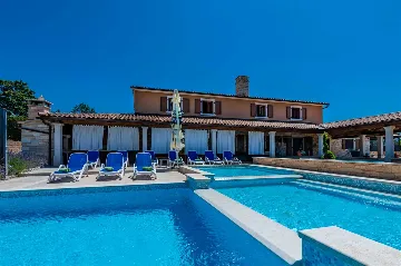 5-Bedroom House in Žminj for Up to 12 Guests