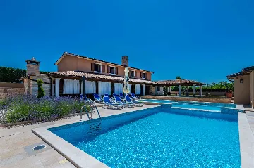 5-Bedroom House in Žminj for Up to 12 Guests