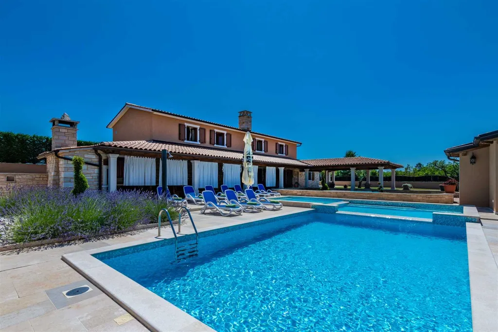 5-Bedroom House in Žminj for Up to 12 Guests