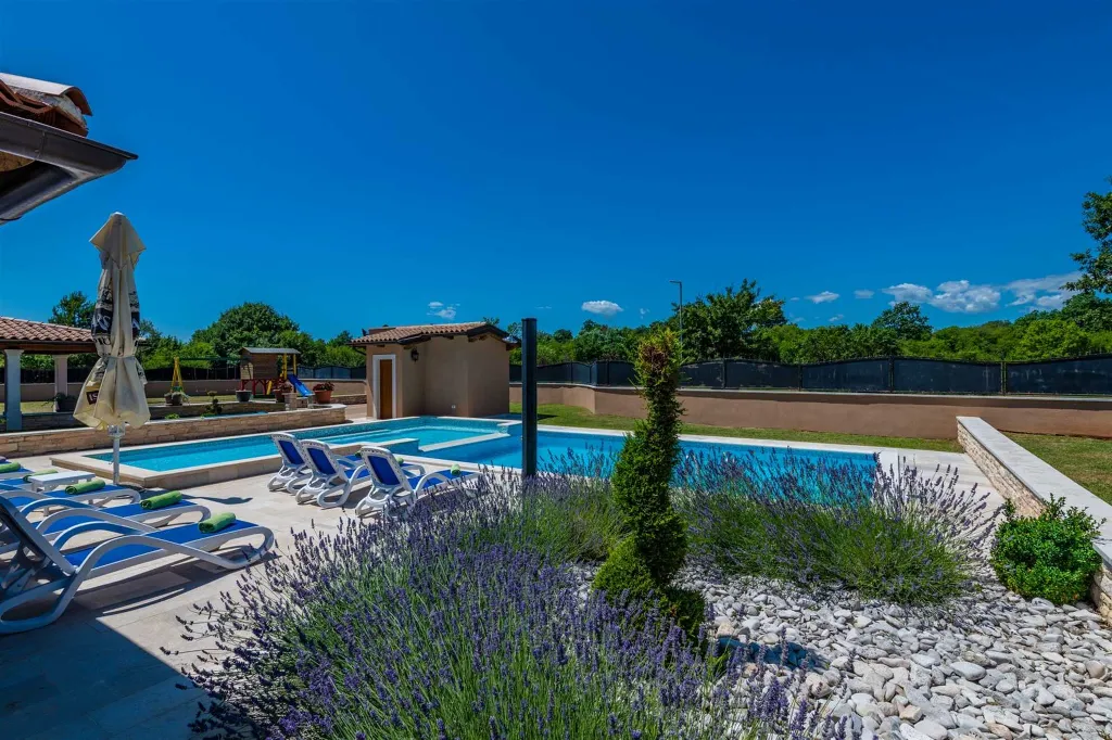 5-Bedroom House in Žminj for Up to 12 Guests