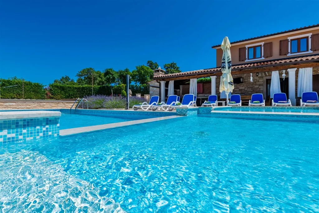 5-Bedroom House in Žminj for Up to 12 Guests