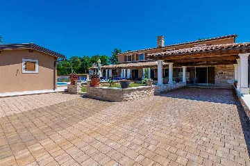 5-Bedroom House in Žminj for Up to 12 Guests