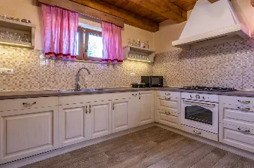 5-Bedroom House in Žminj for Up to 12 Guests