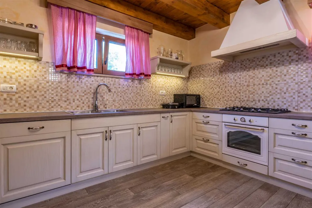 5-Bedroom House in Žminj for Up to 12 Guests