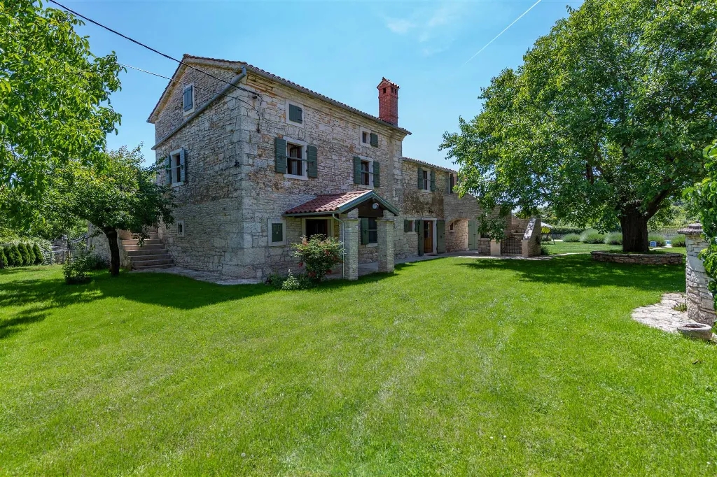 5-Bedroom House with Pool in Svetvinčenat