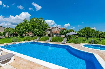 5-Bedroom House with Pool in Svetvinčenat