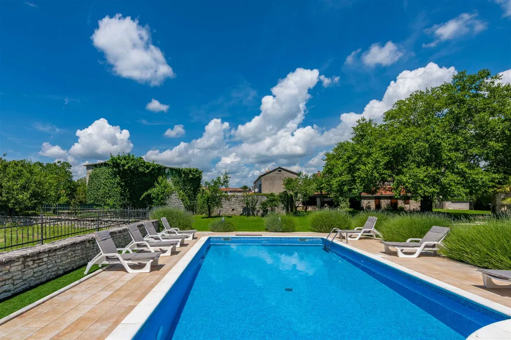 5-Bedroom House with Pool in Svetvinčenat