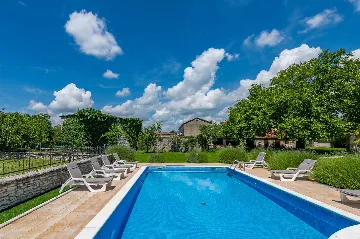 5-Bedroom House with Pool in Svetvinčenat