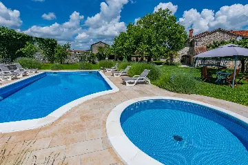5-Bedroom House with Pool in Svetvinčenat