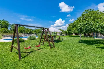 5-Bedroom House with Pool in Svetvinčenat