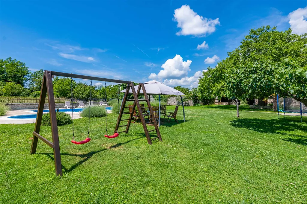 5-Bedroom House with Pool in Svetvinčenat