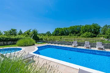 5-Bedroom House with Pool in Svetvinčenat