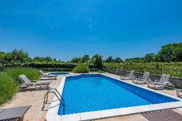 5-Bedroom House with Pool in Svetvinčenat