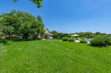 5-Bedroom House with Pool in Svetvinčenat