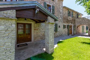 5-Bedroom House with Pool in Svetvinčenat