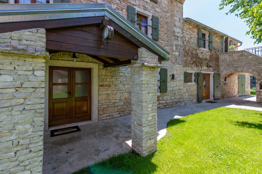 5-Bedroom House with Pool in Svetvinčenat