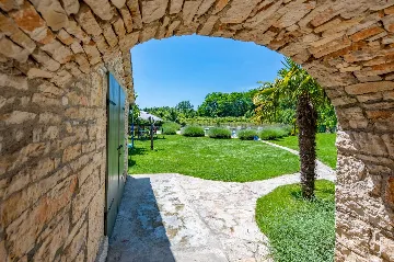 5-Bedroom House with Pool in Svetvinčenat