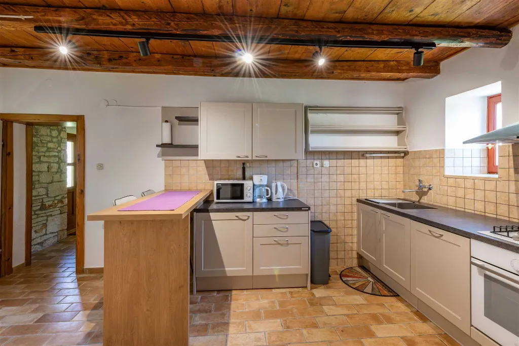 5-Bedroom House with Pool in Svetvinčenat
