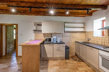 5-Bedroom House with Pool in Svetvinčenat