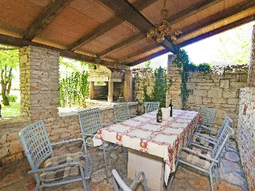 5-Bedroom House with Pool in Svetvinčenat