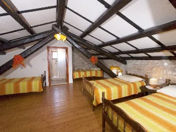 5-Bedroom House with Pool in Svetvinčenat