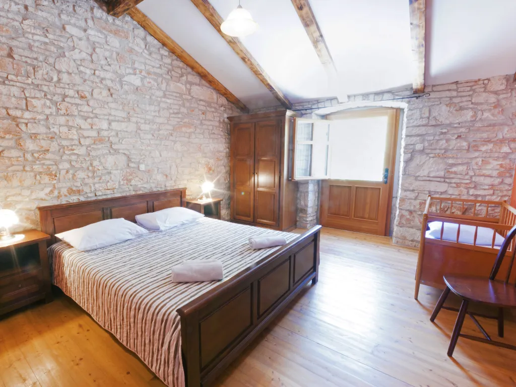 5-Bedroom House with Pool in Svetvinčenat