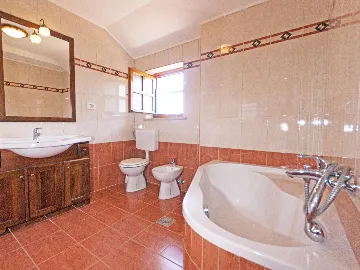 5-Bedroom House with Pool in Svetvinčenat