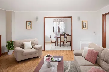 6-Bedroom House in Kršan for Up to 14 Guests