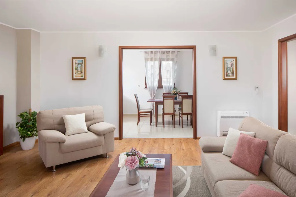 6-Bedroom House in Kršan for Up to 14 Guests