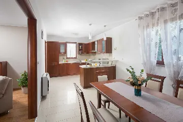 6-Bedroom House in Kršan for Up to 14 Guests