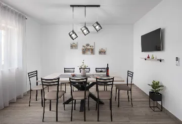 6-Bedroom House in Kršan for Up to 14 Guests