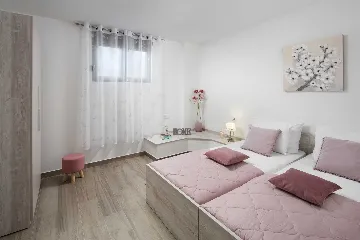 6-Bedroom House in Kršan for Up to 14 Guests
