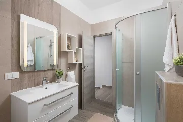 6-Bedroom House in Kršan for Up to 14 Guests