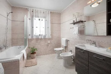 6-Bedroom House in Kršan for Up to 14 Guests