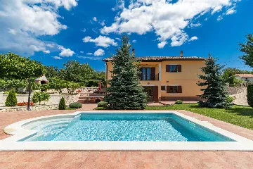 6-Bedroom House in Kršan for Up to 14 Guests