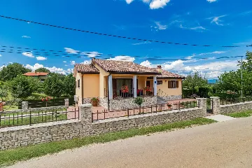 6-Bedroom House in Kršan for Up to 14 Guests