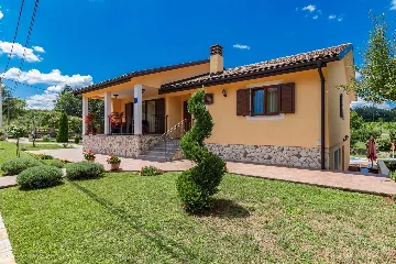 6-Bedroom House in Kršan for Up to 14 Guests