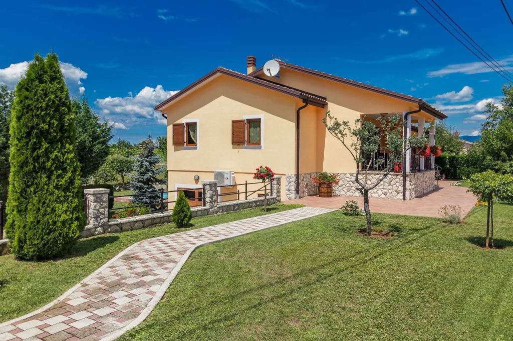 6-Bedroom House in Kršan for Up to 14 Guests