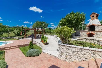 6-Bedroom House in Kršan for Up to 14 Guests