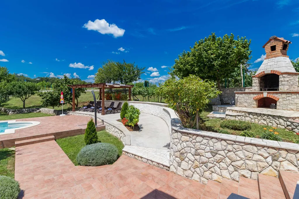 6-Bedroom House in Kršan for Up to 14 Guests